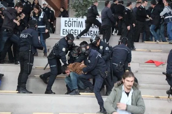 Eylemci öğrencilere gözaltı