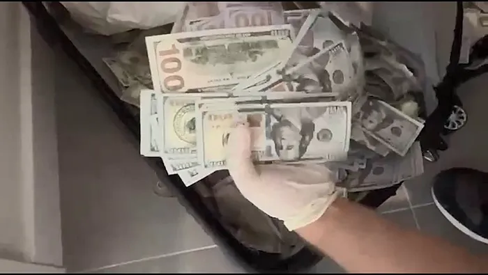 esenyurtta-sahte-para-operasyonu-1-supheli-yakalandi-2-milyon-890-bin-sahte-dolar-ele-gecirildi-1788526467397.jpg