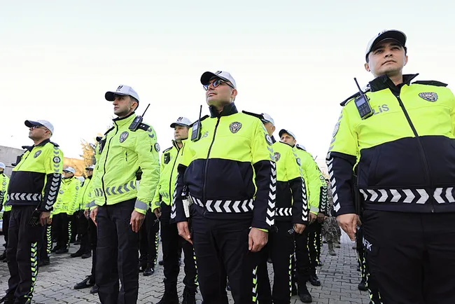trafik-polislerine-yaka-kameralari-torenle-dagitildi-1763399180549.jpeg
