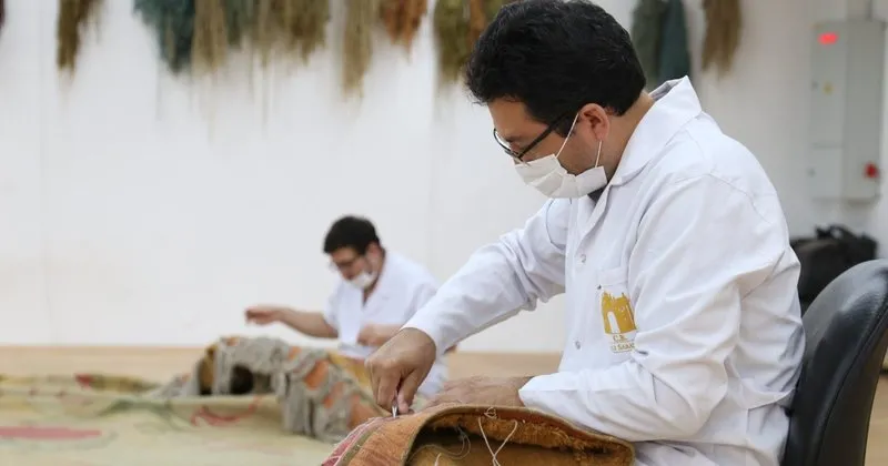Dolmabahçe Sarayı'nın 119 yıllık 1 tonluk halısı restore ediliyor - Son  Dakika Haberler