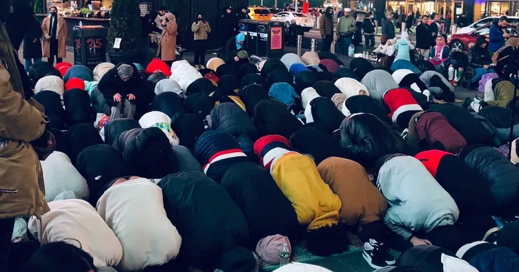 ABD’nin New York kentindeki Times Meydanı’nda tarihte ilk kez Müslümanlar teravih namazı kıldı