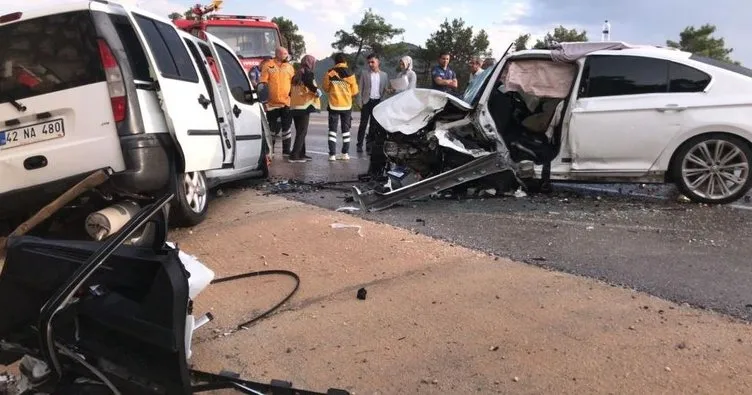 Antalya’da iki araç kafa kafaya çarpıştı: 1 ölü, 6 yaralı
