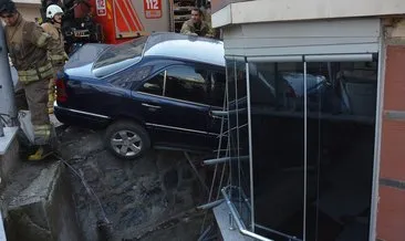 Ümraniye’de sokak kesişiminde minibüsle çarpışan otomobil binaya girdi