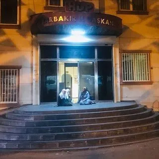 Dağa kaçırıldığını iddia ettiği oğlu için HDP önünde oturma eylemine başladı