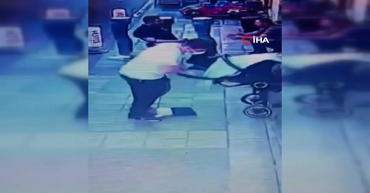 Istanbul Da Dalgin Babanin Bebegi Arabadan Dusurdugu Anlar Kamerada Videosunu Izle Son Dakika Haberleri
