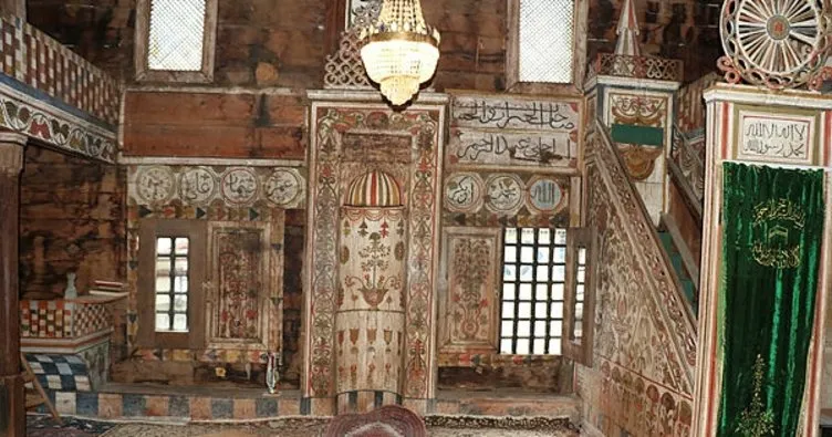 Görüntülü Haber 4 asırdır ayakta olan ve mihrabında bal yetiştirilen cami