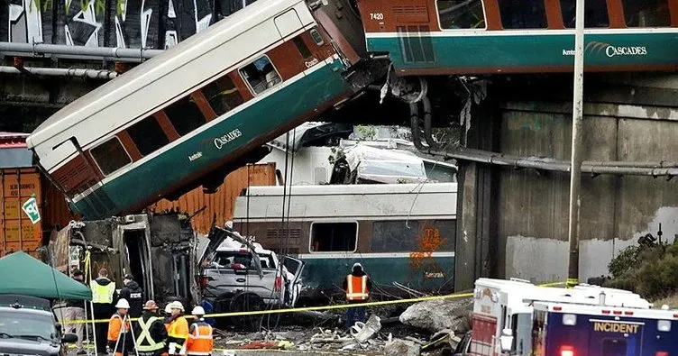 Hızlı tren köprüden uçtu: 6 ölü