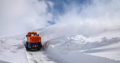 Nisan karı şaşırttı: 11 Yerleşim yerinde yol açma çalışması sürüyor #van