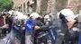 Taksim’e girmeye çalışan gruplar, polis barikatına ve polislere böyle saldırdı | Video