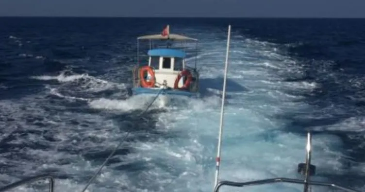 Kuşadası Körfezi’nde arızalanan teknedeki 3 kişi kurtarıldı