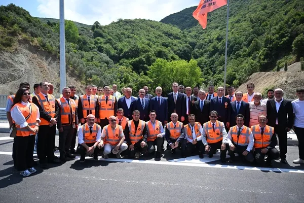 bakan-uraloglu-duyurdu-yalova-armutlu-yolu-hizmete-acildi-bir-saatlik-yol-yarim-saate-dustu-1784887070244.jpeg