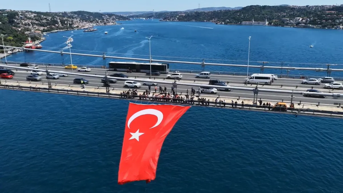 Hain darbe girişiminin 10. yılı… İstanbul Boğazı’ndaki köprülere dev Türk bayrağı asıldı! Hain darbe girişiminin 10. yılı… İstanbul Boğazı’ndaki köprülere dev Türk bayrağı asıldı!