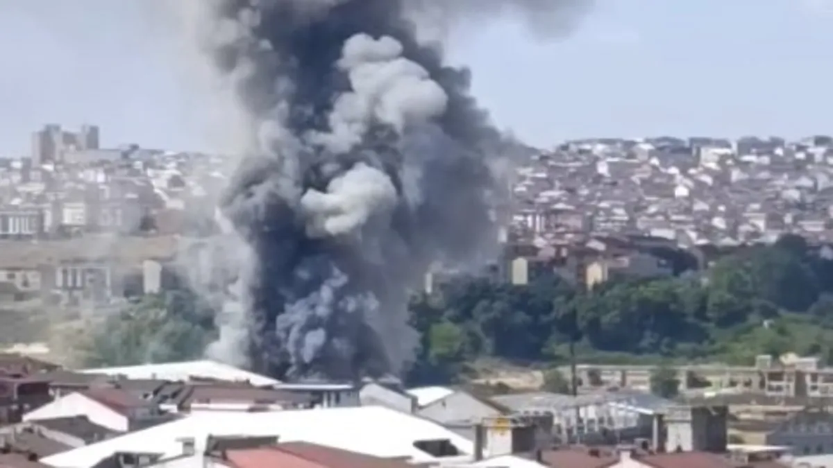 Arnavutköy Bolluca'da bir fabrikada çıkan yangın sonrası itfaiye ekiplerinin müdahalesinden bir görünüm.