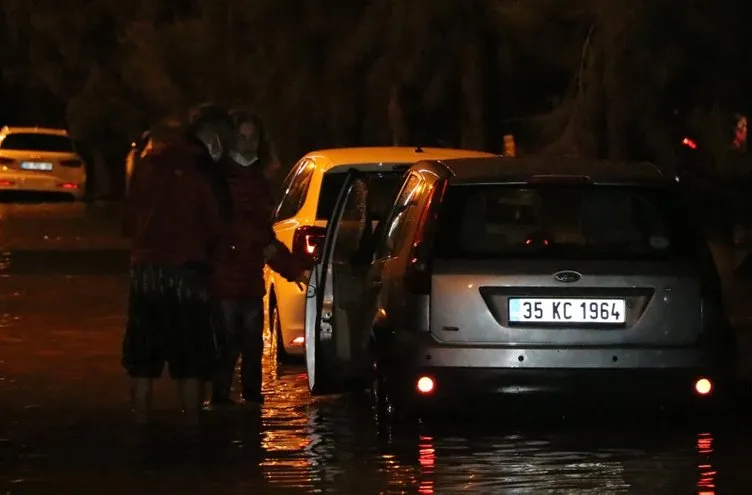 İzmir'deki sel felaketi havadan görüntülendi! Araçlar sular altında kaldı