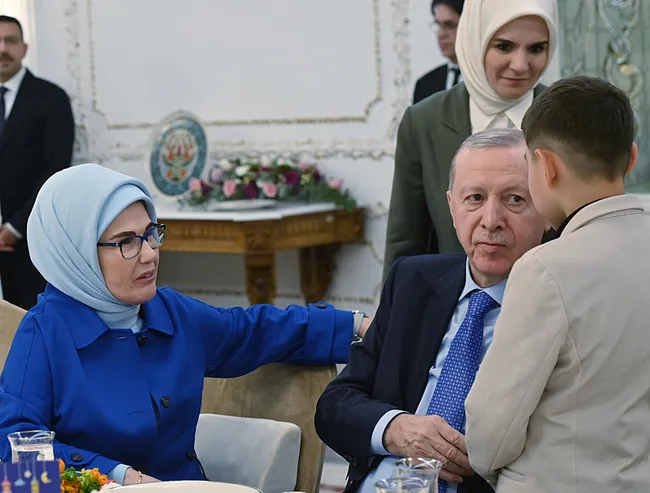 emine-erdogandan-devlet-himayesindeki-cocuklarla-iftar-paylasimi-1772826733977.jpeg Emine Erdoğan’dan devlet himayesindeki çocuklarla iftar paylaşımı!