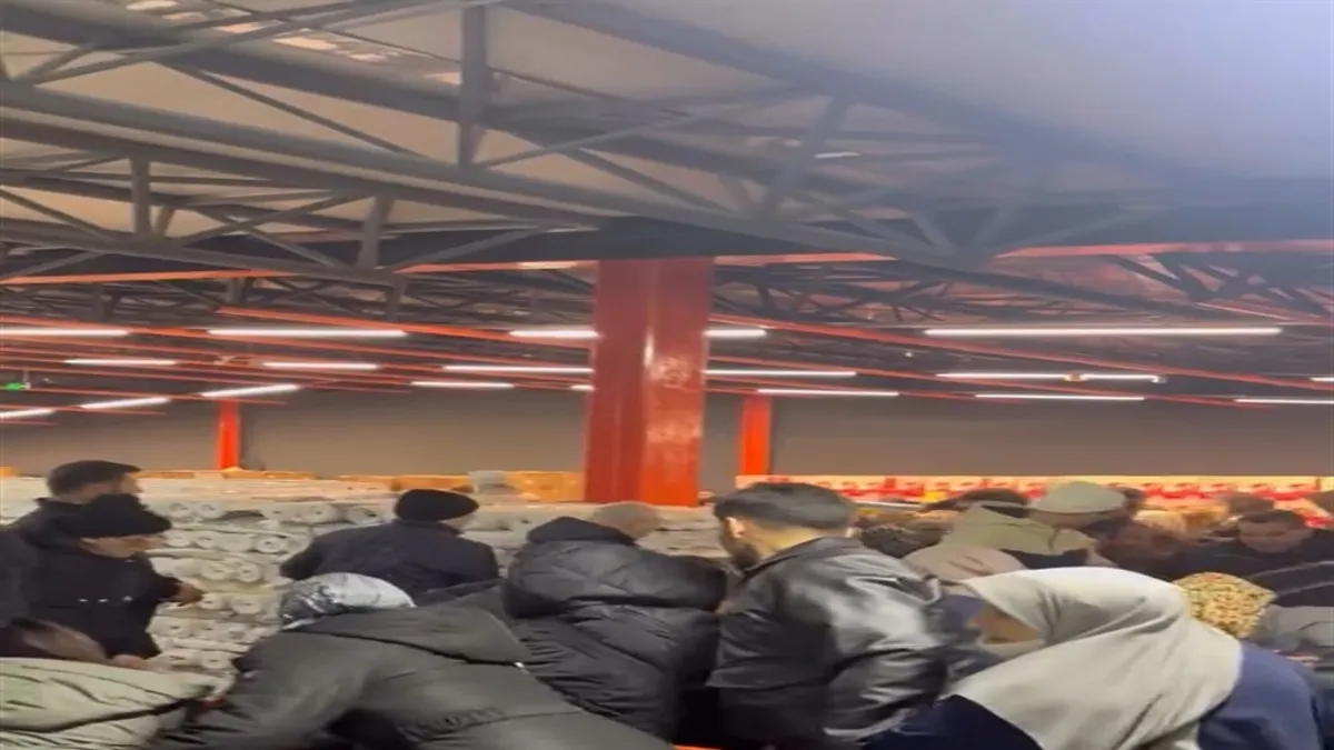 Bursa’da akılalmaz görüntüler: Mağaza açılışında izdiham!