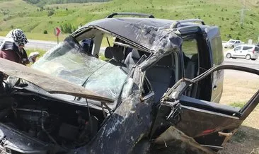Sivas’ta hafif ticari araç devrildi: 2 ölü, 4 yaralı
