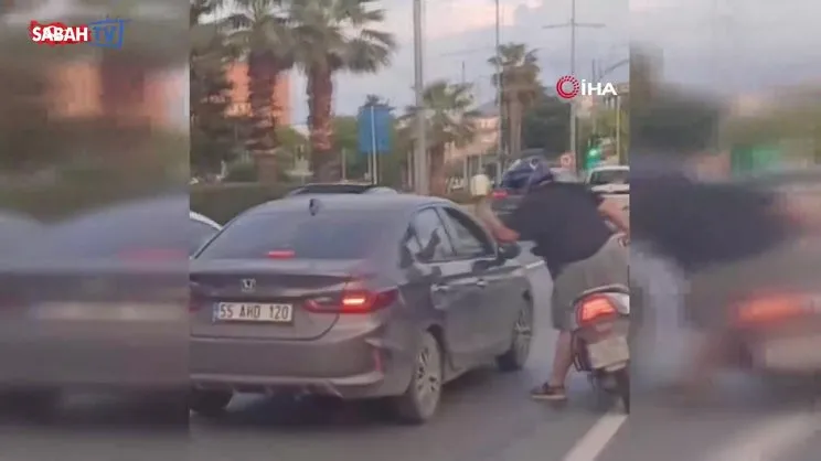 Trafikte tartışma büyüdü: Motosikletli sürücü otomobile böyle yumruk attı | Video