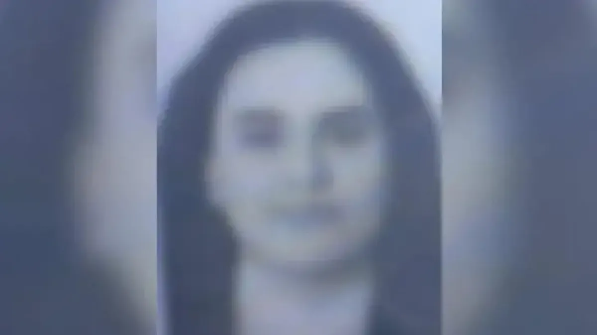 Ankara'da polis merkezlerine kendisini savcı olarak tanıtan bir kadın, adliyeye sevk ediliyor.