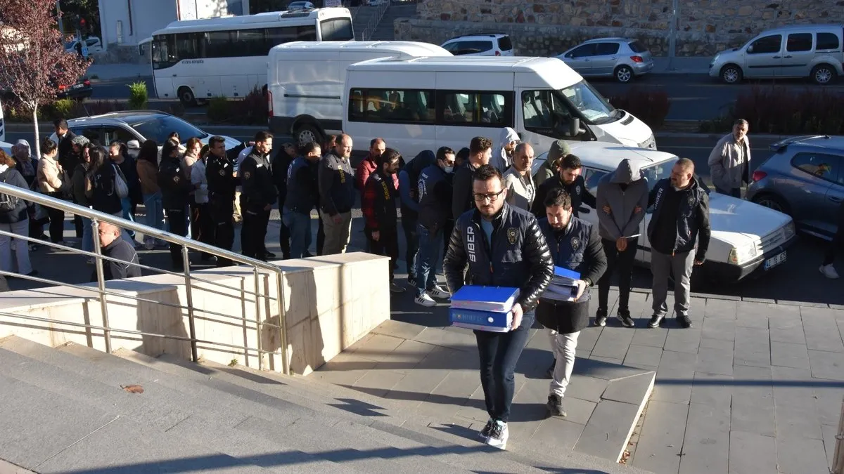 SON DAKİKA: Öğretmen olacaktı, çete lideri çıktı: Sahte kripto sitesiyle 100 milyon liralık dev vurgun! SON DAKİKA: Öğretmen olacaktı, çete lideri çıktı: Sahte kripto sitesiyle 100 milyon liralık dev vurgun!