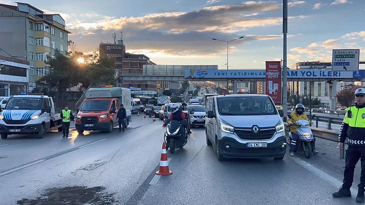 İstanbul Pendik’te kaza: İş makinası taşıyan kamyonet yan yattı!