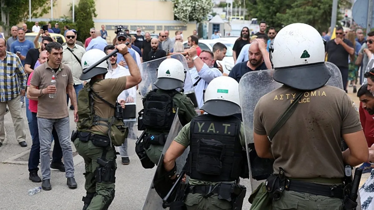 Yunanistan’da taksicilerle polis çatıştı: Grev alanında yumruklar konuştu