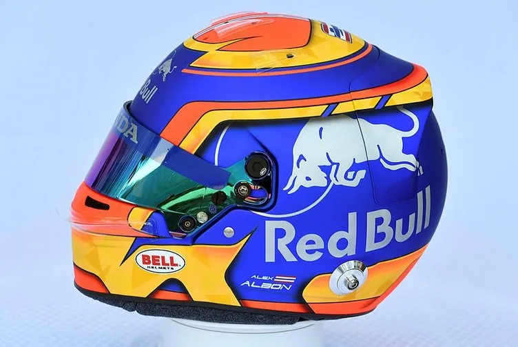 Formula 1’de pilotların takacakları kasklar tanıtıldı
