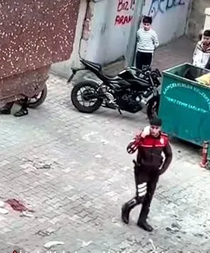 Kaldırımda bekleyenlerin yanına yaklaştı, peş peşe ateş etti: Vahşet görüntüleri ortaya çıktı!