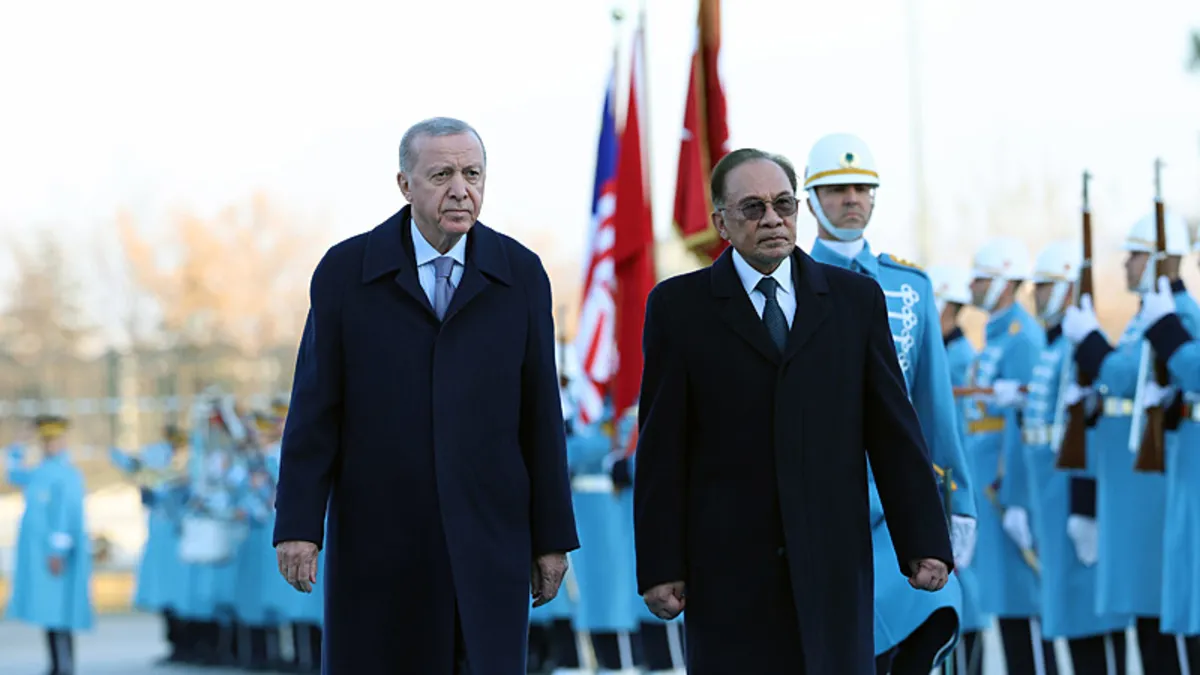 Malezya Başbakanı Enver'e Cumhuriyet Nişanı Malezya Başbakanı Enver'e Cumhuriyet Nişanı