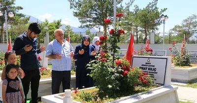 Arife günü şehitlikte hüzün ve dua bir arada #van