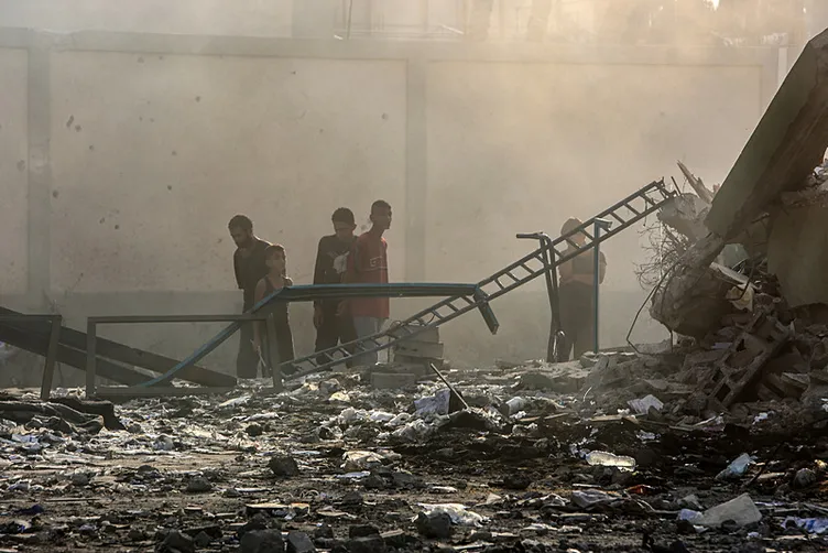 SON DAKİKA: Gazze’de katliam! İsrail, 700 sivilin sığındığı okula saldırdı: Çok sayıda ölü ve yaralı var