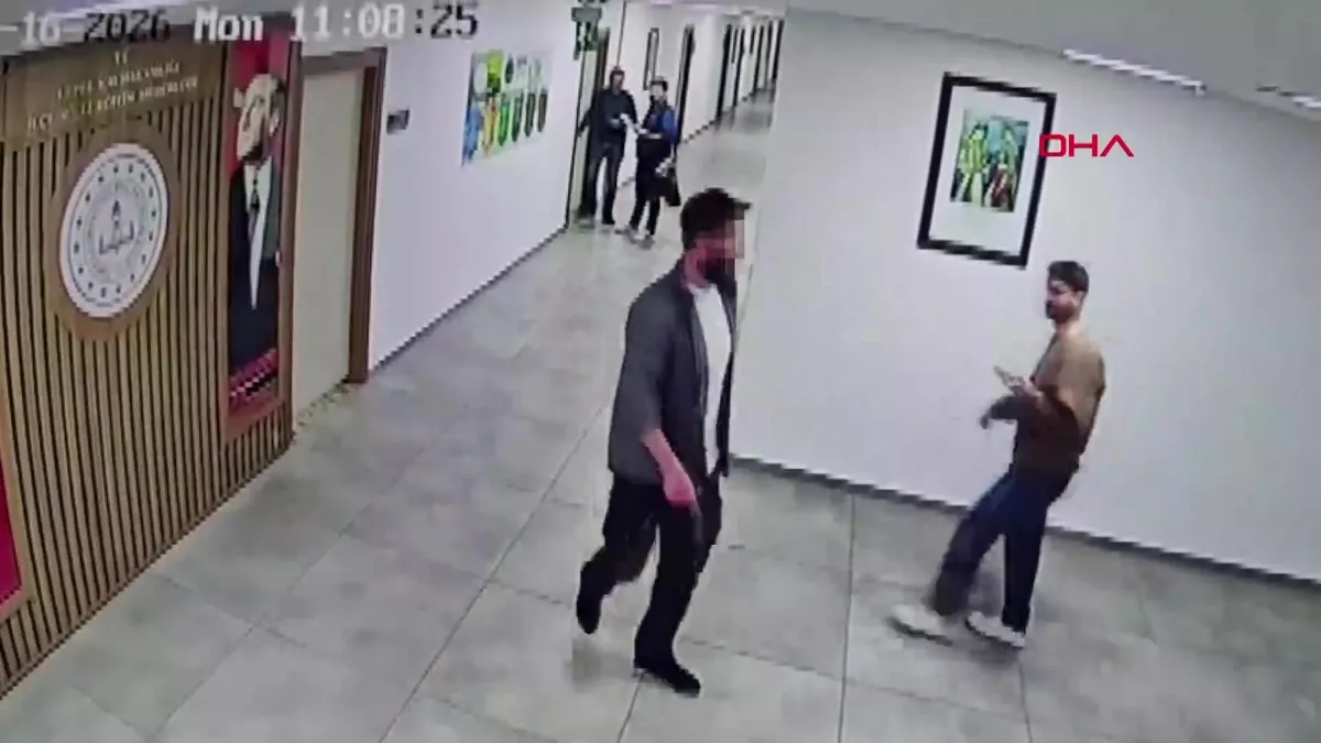 Antalya’da kaymakamlık binasında ateş açıp, kendini odaya kilitledi | Video videosunu izle Antalya’da kaymakamlık binasında ateş açıp, kendini odaya kilitledi | Video videosunu izle