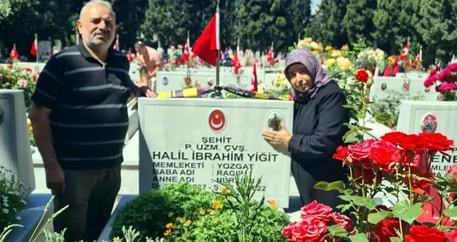 Bayram öncesi şehitliklerde hüzün yaşandı: Minik Eda askerlere şeker ikram etti