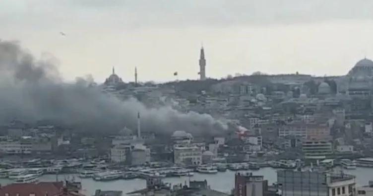 Eminönü’nde çatı yangını yangını