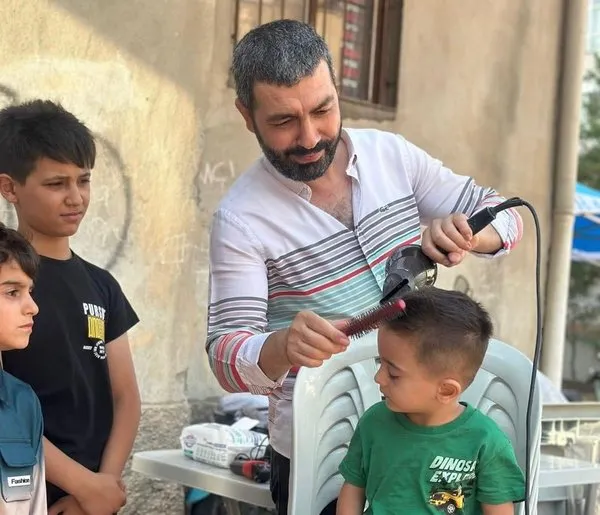 berber-ramazan-9-yildir-cocuklari-sevindiriyor-tiras-kirtasiye-ve-kitap-yardimi-yapiyor-1758269198693.jpg