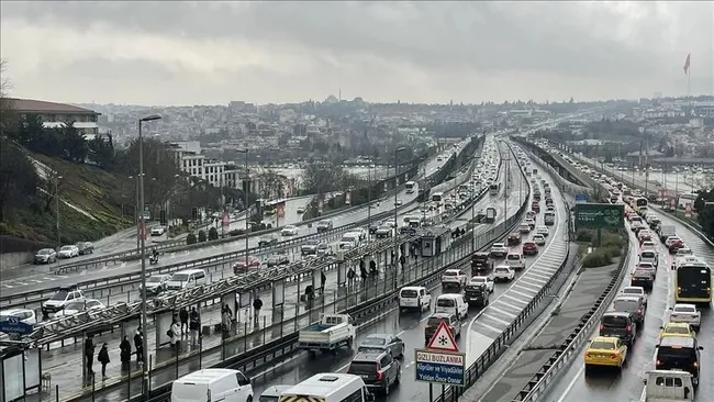 istanbulda-trafik-kilit-yagmur-megakenti-resmen-esir-aldi-iste-alternatif-guzergahlar-1790609137818.jpeg