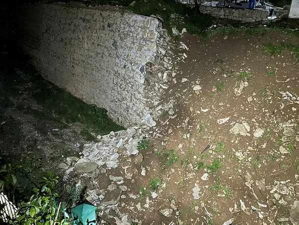 sarsintiyi-hissedenler-deprem-sandi-duvar-yikildi-evler-tahliye-edildi-1642105902990.jpg