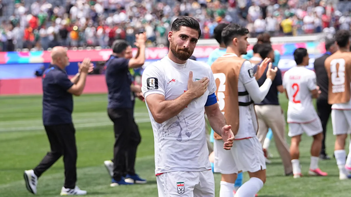 İran Milli Takımı futbolcuları maç sonrası birbirini tebrik ediyor.