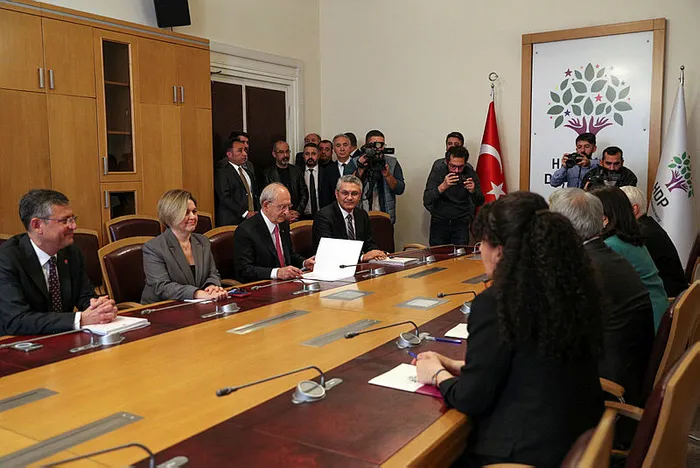 sehit-annelerinden-chp-hdp-gorusmesine-sert-tepki-terorist-hdp-isbirlikci-chp-1679371117133.jpg Şehit annelerinden CHP-HDP görüşmesine sert tepki: 'Terörist HDP, işbirlikçi CHP'