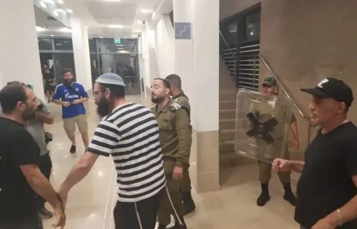 İsrail’de kriz yükseliyor! Askeri üs işgal edildi: Cehennemin içindeyiz!