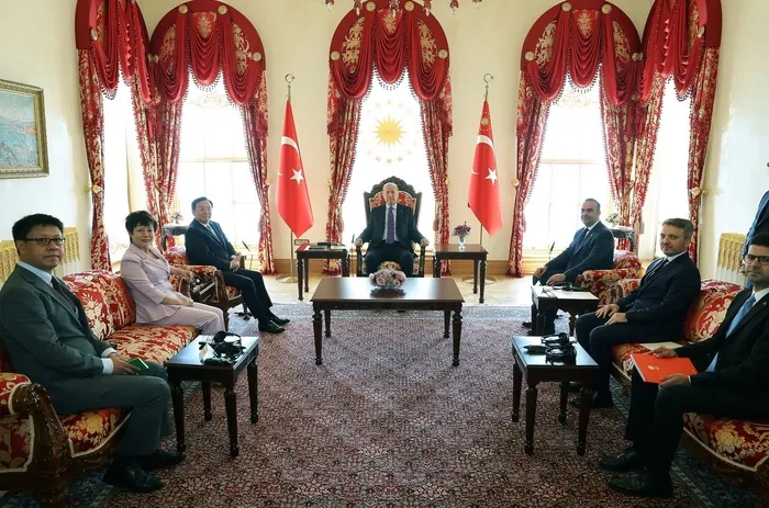 son-dakika-baskan-erdogan-byd-yonetim-kurulunu-kabul-etti-turkiyede-yatirima-yonelik-anlasma-imzalandi-1720446580420.jpg SON DAKİKA | Çinli BYD'den Türkiye'de dev yatırım! 1 milyar dolarlık anlaşma imzalandı