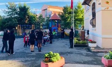 Anaokulu çocuklarından Atatürk’e saygı duruşu