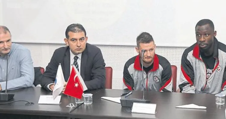 Basketbolcular öğrencilerle buluştu