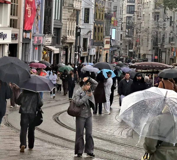 istanbulda-firtina-zor-anlar-yasatti-1790951620352.jpg