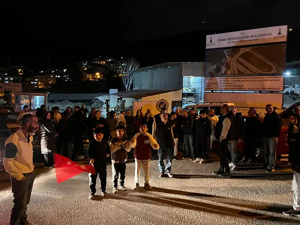 izmirde-vatandaslar-ayaklandi-basimiza-yiktiklari-evlerimizi-geri-istiyoruz-1764189388982.jpg