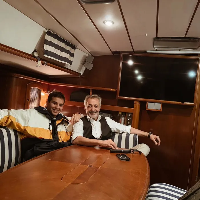 Mehmet Aslantuğ ile yakışıklı oğlu Can Aslantuğ’un tekne keyfi! Karizmasını babasından almış