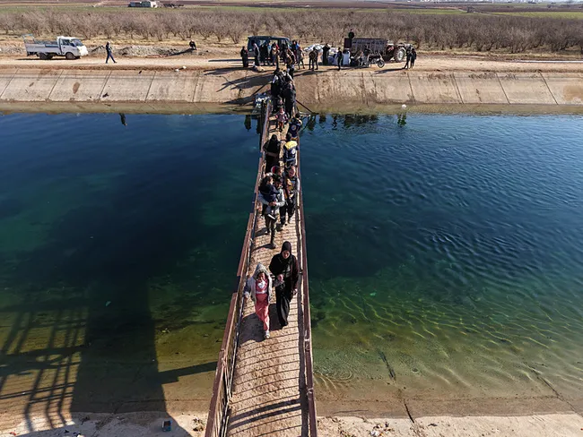 son-dakika-suriye-ordusundan-pkkypgye-operasyon-teror-hedefleri-ates-altinda-1768601146925.jpeg SON DAKİKA | Suriye ordusundan PKK/YPG'ye operasyon: Terör hedefleri ateş altında