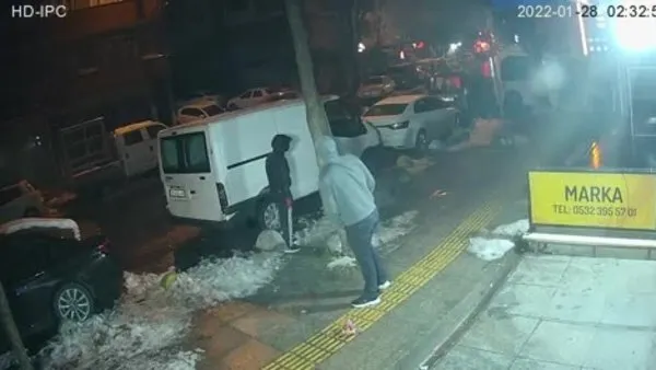 İstanbul'da lüks otomobillerin hayalet ekranlarını çalan hırsızlar kamerada!