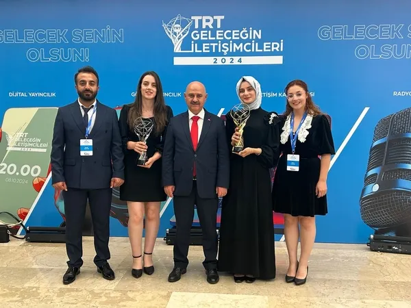 duzce-universitesi-trt-gelecegin-iletisimcileri-yarismasinda-birincilik-ve-ikincilik-odulleriyle-zirvede-1728463762777.jpg