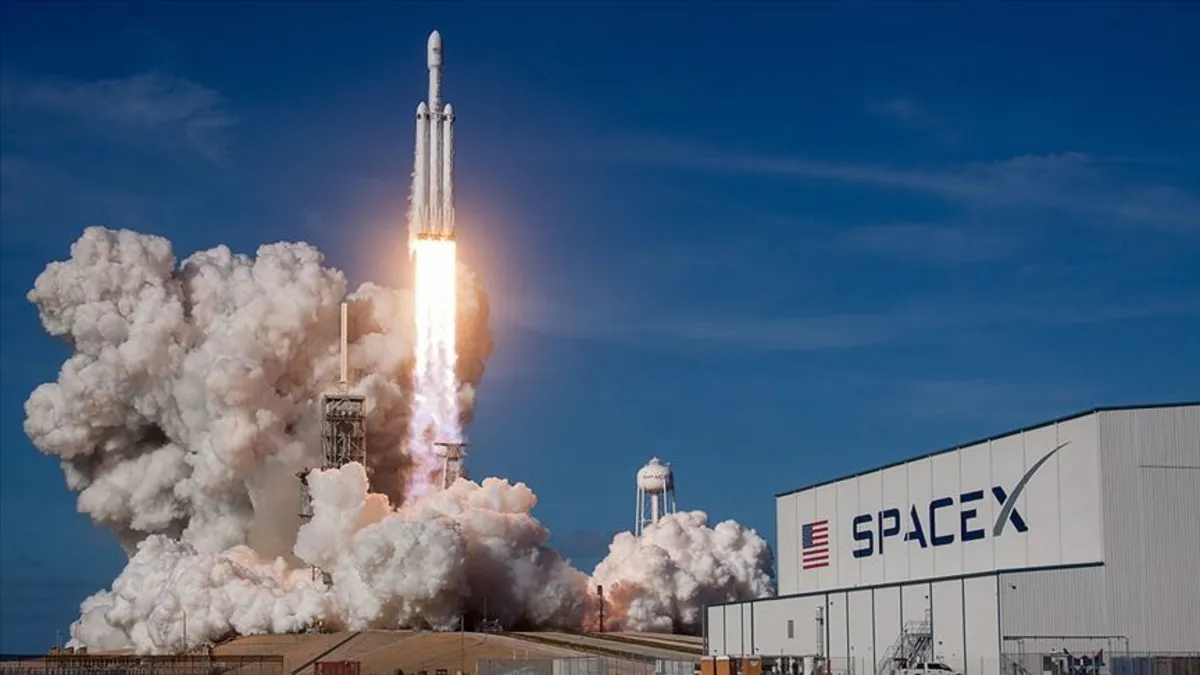 SpaceX logosu ve uzay aracı görseli